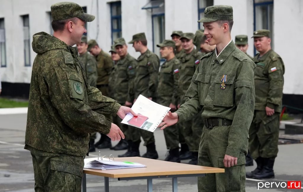 Хөрмәтле егет! Сафтан чыгарылган хөрмәтле граждан Россия Федерациясе Кораллы Көчләре!